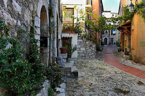 Ortaçağ köyü La Turbie 'de dolambaçlı taşlarla kaplı dar sokakların manzarası.