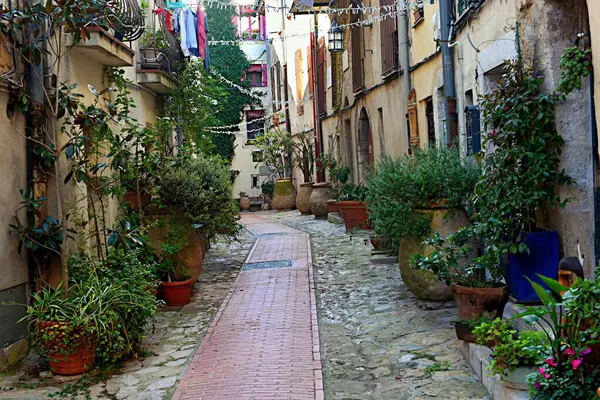 Ortaçağ köyü La Turbie 'de dolambaçlı taşlarla kaplı dar sokakların manzarası.