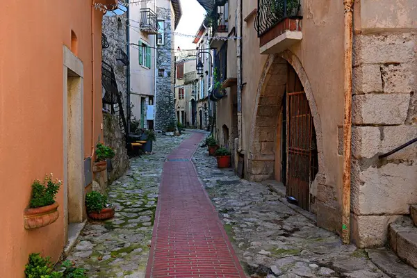 Ortaçağ köyü La Turbie 'de dolambaçlı taşlarla kaplı dar sokakların manzarası.