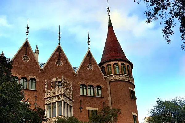 Barselona, İspanya - 03 Mart 2024: İspanya 'nın Barcelona kentinin sokaklarında uzanan eşsiz mimariye bir bakış.