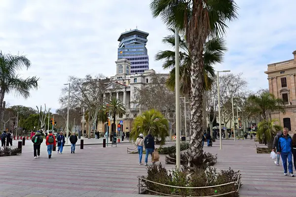 Barselona, İspanya - 03 Mart 2024: İspanya 'nın Barcelona kentinin sokaklarında uzanan eşsiz mimariye bir bakış.