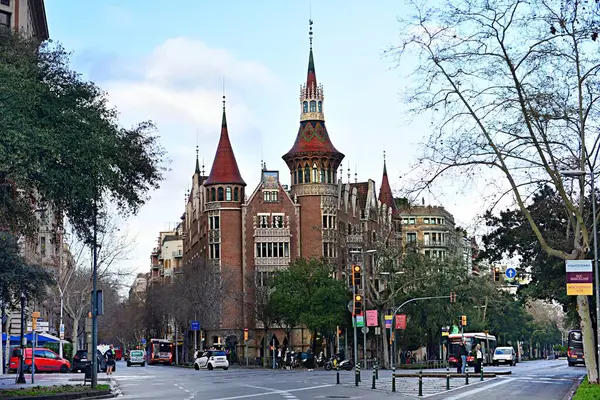 Barselona, İspanya - 03 Mart 2024: İspanya 'nın Barcelona kentinin sokaklarında uzanan eşsiz mimariye bir bakış.