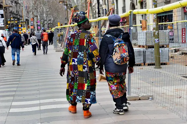 Barselona, İspanya - 03 Mart 2023: Barselona, İspanya 'da insanlar sokakta yürüyor