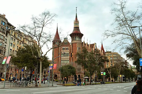 Barselona, İspanya - 03 Mart 2024: İspanya 'nın Barcelona kentinin sokaklarında uzanan eşsiz mimariye bir bakış.