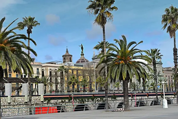 Barcelona, İspanya - 02 Mart 2024: Vell limanı veya Barcelona 'daki eski liman manzarası