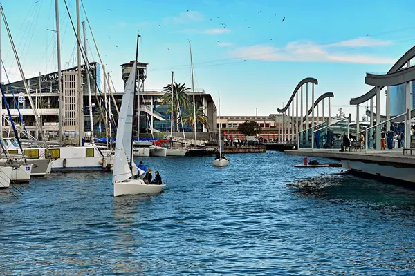 Barcelona, İspanya - 02 Mart 2024: Vell limanı veya Barcelona 'daki eski liman manzarası