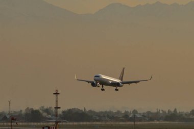 Uzaklara uçan bir uçak.