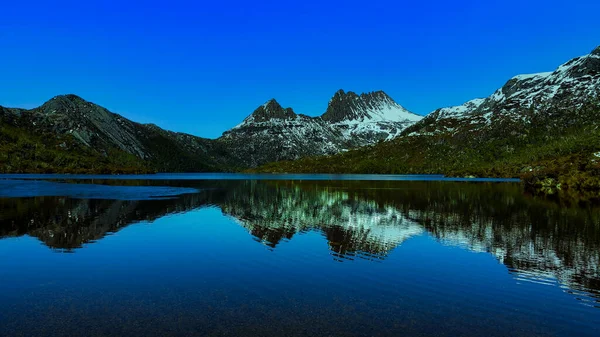 Perfect Reflection Peaceful Blue Mountains Lake Scene — стоковое фото