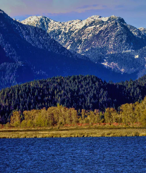 Dağların manzarası, göl ve dalgalar, Canad