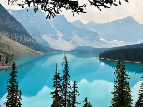 Buzul gölü ve dağlar, Moraine Gölü, Banff Ulusal Parkı, Alberta, Canad