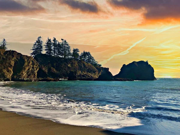 Oregon Sahili Pasifik Okyanusu boyunca kumlu bir sahile sahip..