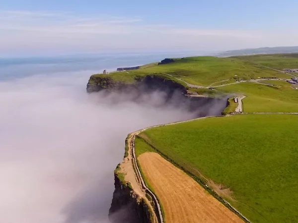 İrlanda, Clare ilçesi, Moher Kayalıkları manzarası..