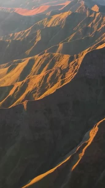 Golden Peaks Dech Beroucí Vzdušný Pohled Sluncem Zalíbené Pohoří Zlaté — Stock video