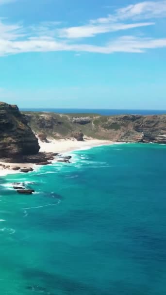 Una Vista Impresionante Del Océano Detrás Las Rocas Dentadas Perfecta — Vídeo de stock