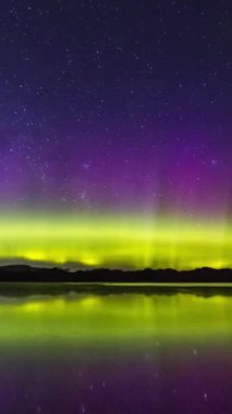 Vancouver Adası 'ndaki Aurora Borealis' in nefes kesici güzelliğini tecrübe edin. Bu çarpıcı doğal ortamda kuzey ışıklarının büyüsüne tanık olun..