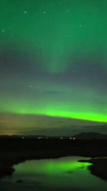 Vancouver Adası 'ndaki Aurora Borealis' in nefes kesici güzelliğini tecrübe edin. Bu çarpıcı doğal ortamda kuzey ışıklarının büyüsüne tanık olun..