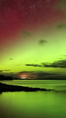 Vancouver Adası 'ndaki Aurora Borealis' in nefes kesici güzelliğini tecrübe edin. Bu çarpıcı doğal ortamda kuzey ışıklarının büyüsüne tanık olun..