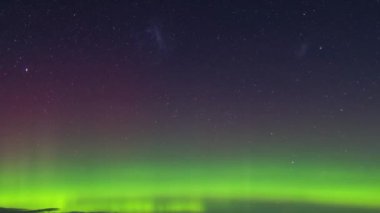 Vancouver Adası 'ndaki Aurora Borealis' in nefes kesici güzelliğini tecrübe edin. Bu çarpıcı doğal ortamda kuzey ışıklarının büyüsüne tanık olun..