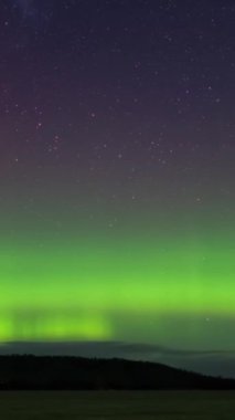 Vancouver Adası 'ndaki Aurora Borealis' in nefes kesici güzelliğini tecrübe edin. Bu çarpıcı doğal ortamda kuzey ışıklarının büyüsüne tanık olun..
