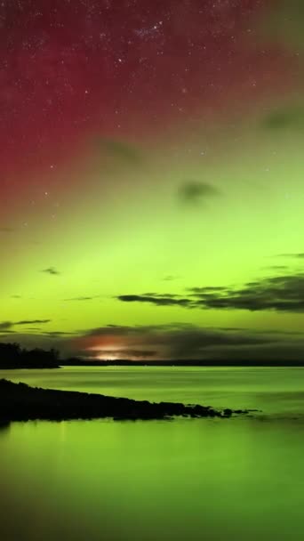 バンクーバー島のオーロラ ボレアリスの息をのむような美しさを体験してください この素晴らしい自然の設定で北のライトの魔法を目撃してください — ストック動画