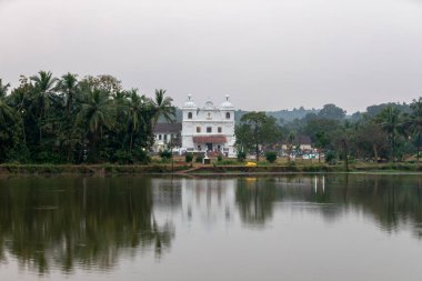St. Alex Kilisesi, Maina Curtorim. Gölün kıyısında güzel bir kilise.