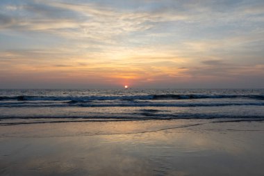 Colva Sahili 'nde güzel bir gün batımı - Güney Goa, Hindistan