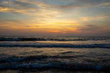 Colva Sahili 'nde güzel bir gün batımı - Güney Goa, Hindistan