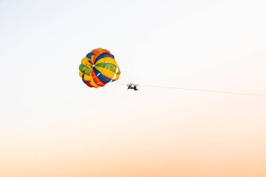 Güney Goa 'da Colva Sahili Günbatımında Parasailing