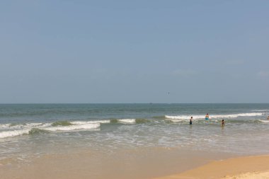 Benaulim Sunny Beach, Hindistan 'ın Goa eyaletinde bulunan popüler bir sahil kenarıdır. Plaj, altın kumları ve berrak mavi sularıyla tanınıyor ve burayı ziyaretçiler için ideal bir yer haline getiriyor..