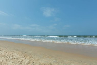 Benaulim Sunny Beach, Hindistan 'ın Goa eyaletinde bulunan popüler bir sahil kenarıdır. Plaj, altın kumları ve berrak mavi sularıyla tanınıyor ve burayı ziyaretçiler için ideal bir yer haline getiriyor..