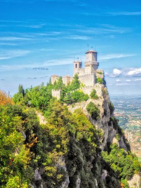 San Marino şatosu gün boyunca bir uçurumda güneşli