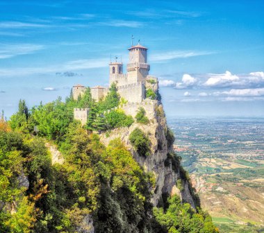 San Marino şatosu gün boyunca bir uçurumda güneşli