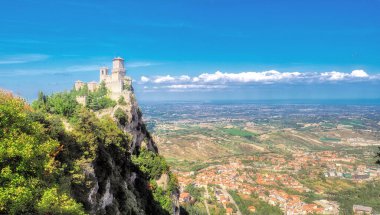 San Marino şatosu gün boyunca bir uçurumda güneşli