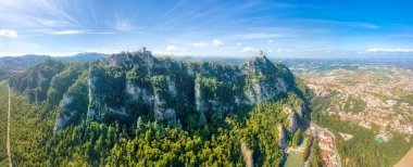 San Marino kulelerinin ve kalenin hava panoramik fotoğrafı.