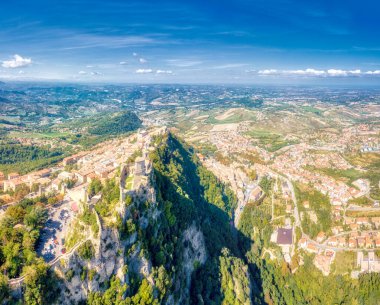 San Marino kulelerinin ve kalenin hava panoramik fotoğrafı.