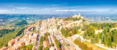 San Marino kulelerinin ve kalenin hava panoramik fotoğrafı.