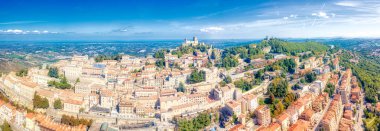 San Marino kulelerinin ve kalenin hava panoramik fotoğrafı.