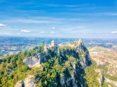 San Marino kulelerinin ve kalenin hava panoramik fotoğrafı.