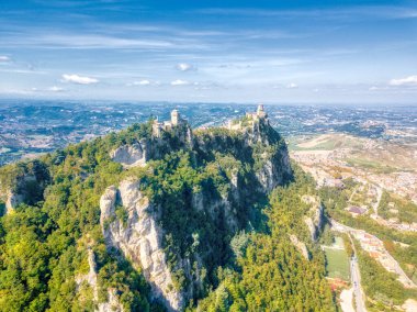San Marino kulelerinin ve kalenin hava panoramik fotoğrafı.
