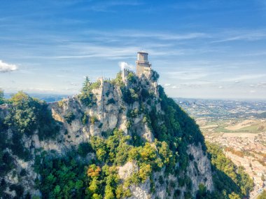 San Marino kulelerinin ve kalenin hava panoramik fotoğrafı.