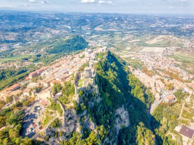 San Marino kulelerinin ve kalenin hava panoramik fotoğrafı.
