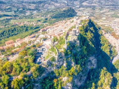San Marino kulelerinin ve kalenin hava panoramik fotoğrafı.