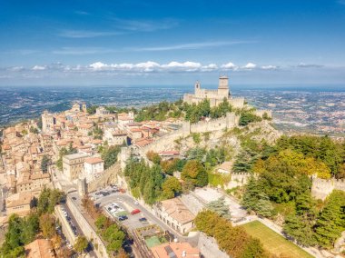 San Marino kulelerinin ve kalenin hava panoramik fotoğrafı.