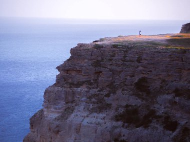 Güneşli bir günde kayalarla güzel bir deniz manzarası.
