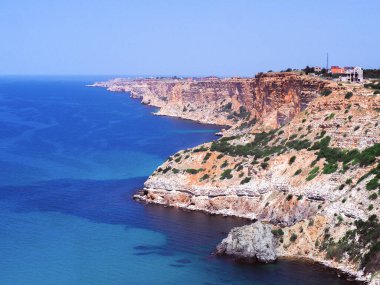 Güneşli bir günde kayalarla güzel bir deniz manzarası.
