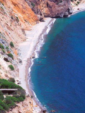 Güneşli bir günde kayalarla güzel bir deniz manzarası.