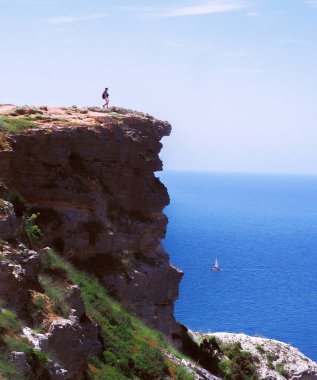 Güneşli bir günde kayalarla güzel bir deniz manzarası.