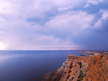 Güneşli bir günde kayalarla güzel bir deniz manzarası.