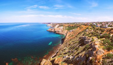 Güneşli bir günde kayalarla güzel bir deniz manzarası.