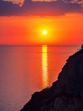 Denizdeki anıtlarda güzel renkli bir gün batımı.